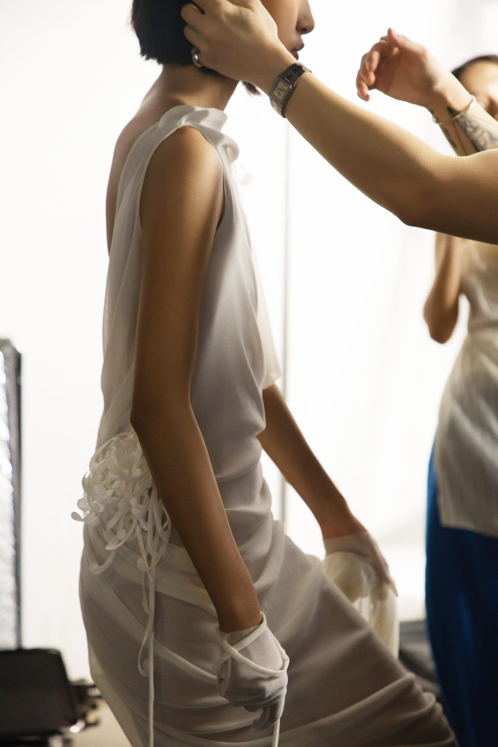 Handcrafted fashion show integrated with technology and contemporary art