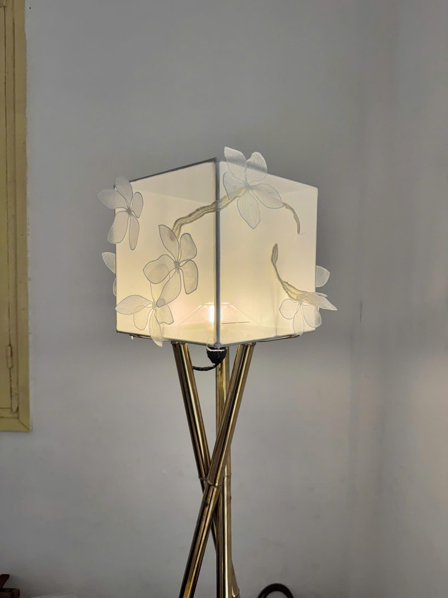 Embroidery workshop for lampshades