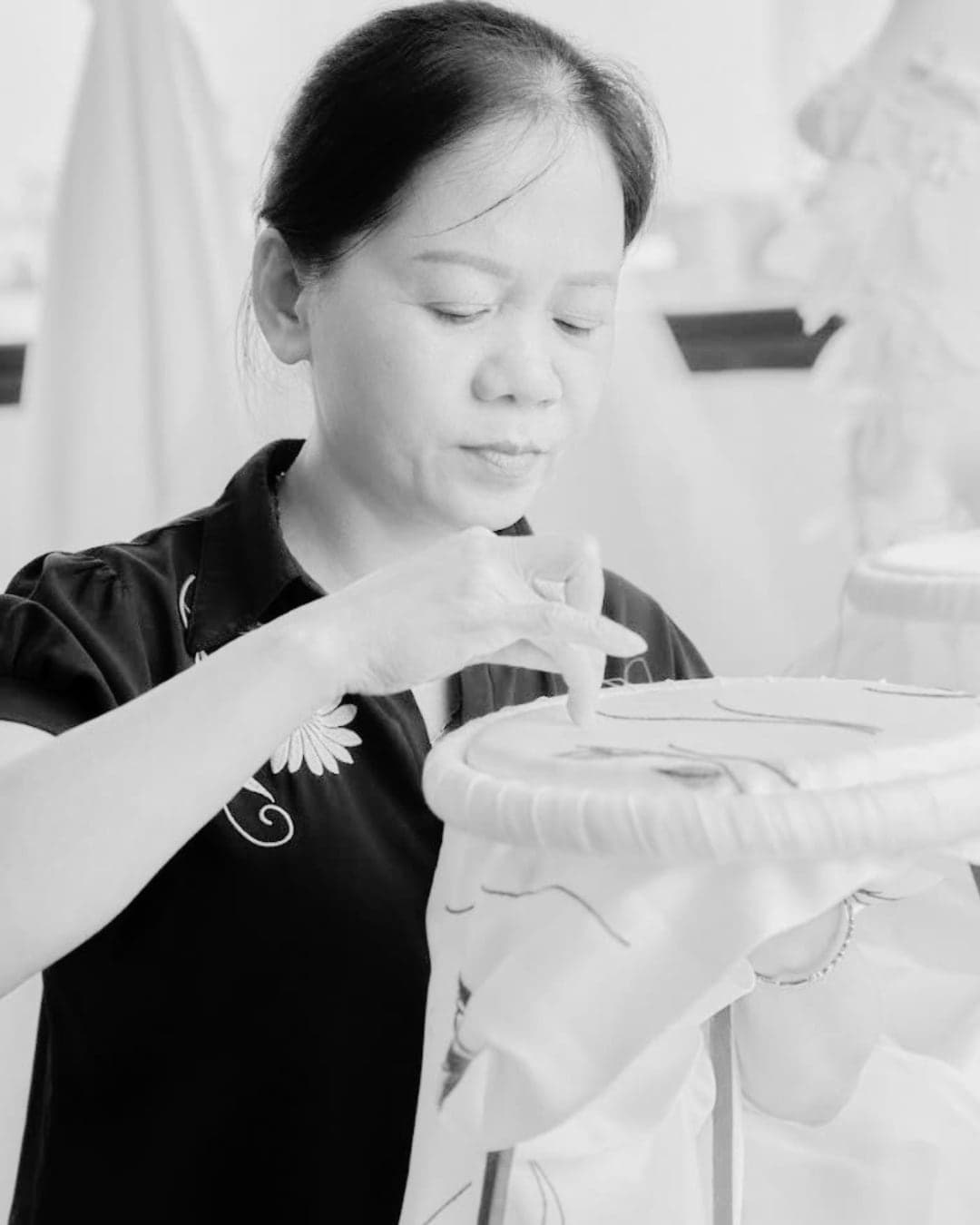 Embroidery artisan Lưu Thị Vĩnh